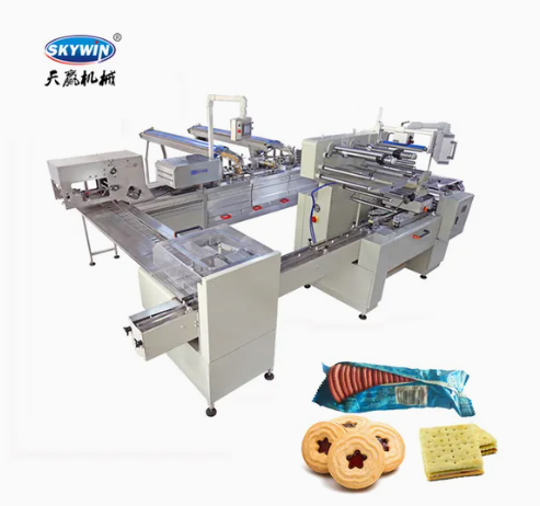 M&aacute;quina de biscoito sandu&iacute;che com recheio de creme de chocolate Skywin de duas pistas com m&aacute;quina de embalagem na borda