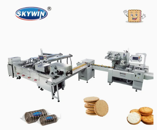 M&aacute;quina de biscoitos sandu&iacute;che de duas pistas Skywin com m&aacute;quina de embalagem na borda